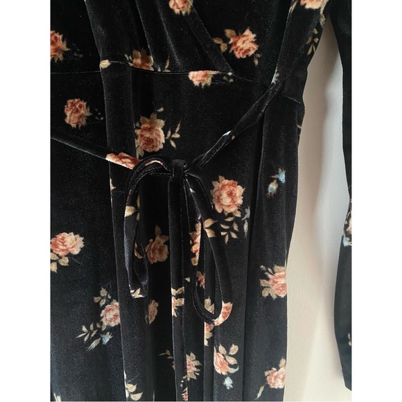 Rouje Paris Kelly Black Velvet Floral Wrap Dress Size Large Gently Used - Picture 6 of 9